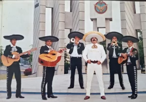 Serenatas Románticas Clásicas al balcón 12 de la noche