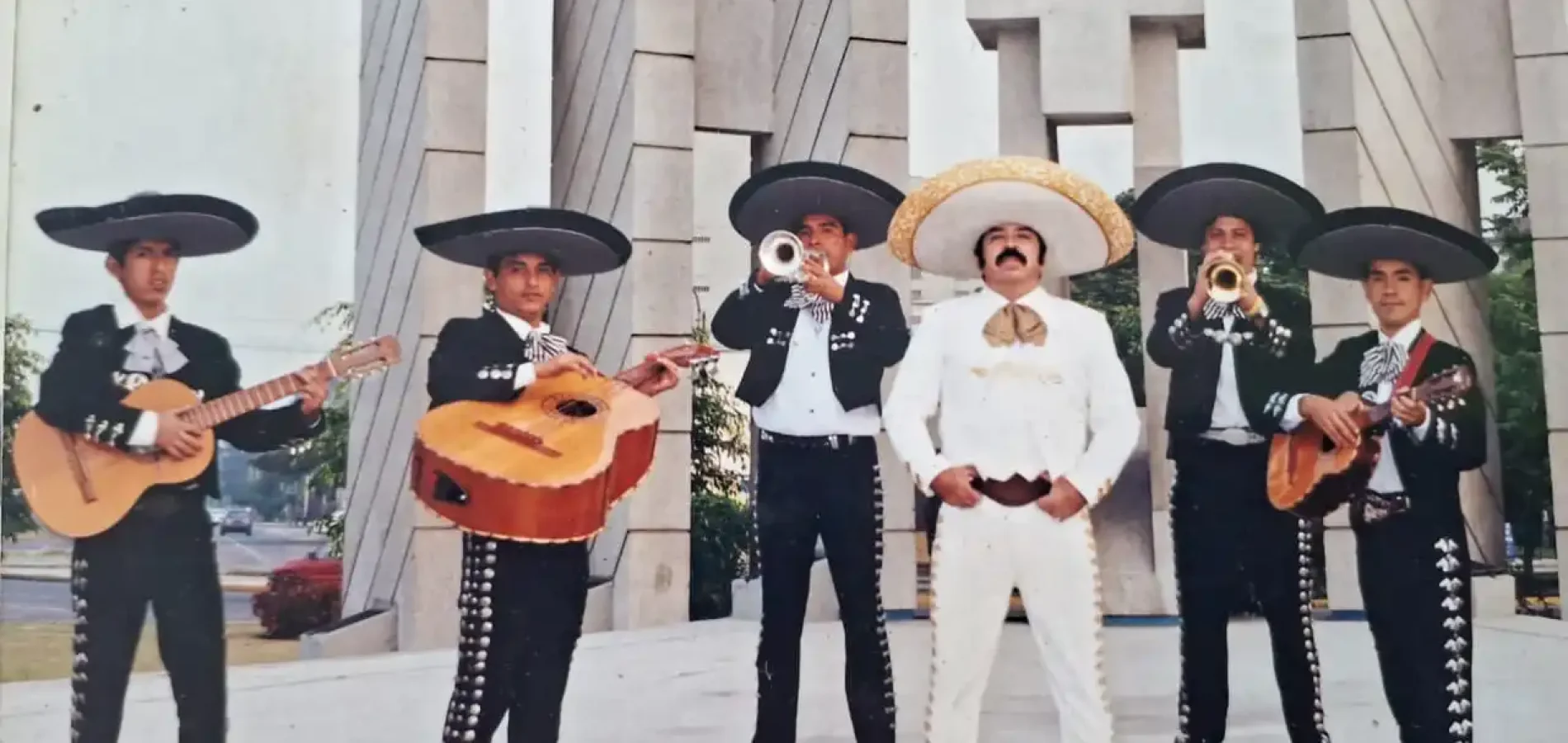 Serenatas Románticas Clásicas al balcón 12 de la noche